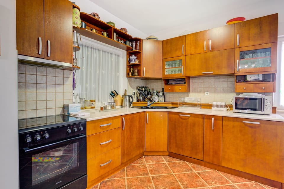 The kitchen is equipped with all the necessary elements to make feel like home.