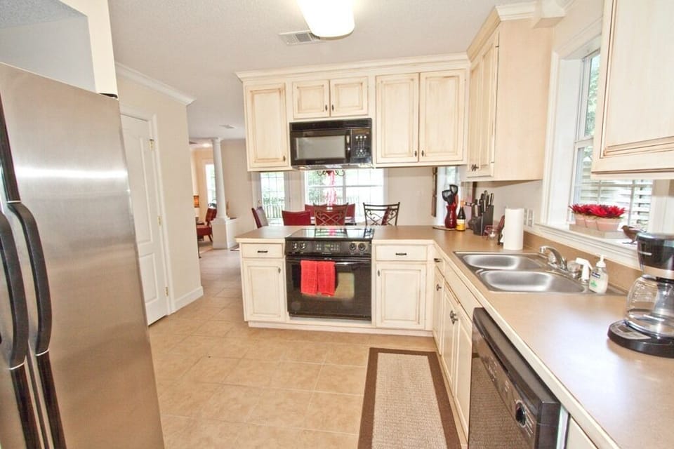 Well stocked kitchen complete with spices, keurig and drip coffee machine!