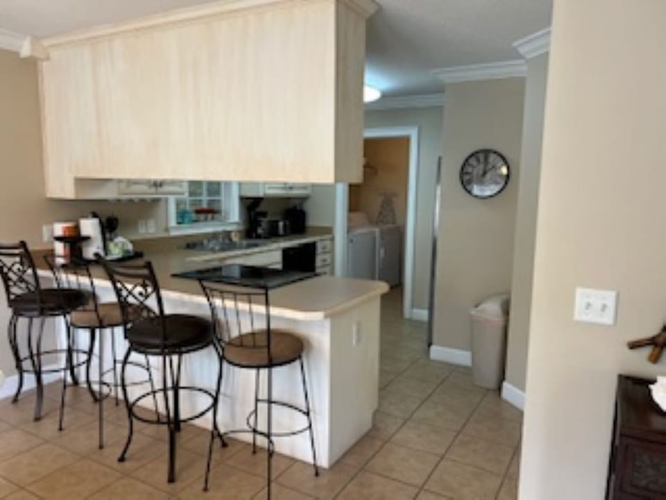 Bar area and well stocked kitchen! Keurig and drip coffee makers!
