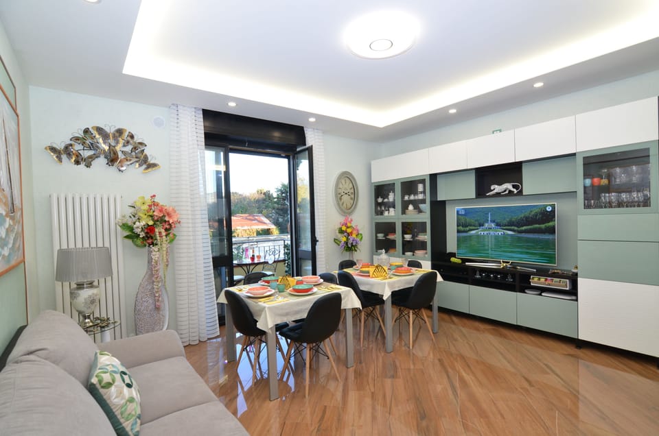 Deluxe Apartment, 2 Bedrooms, 2 Bathrooms | Living area | Smart TV, Netflix