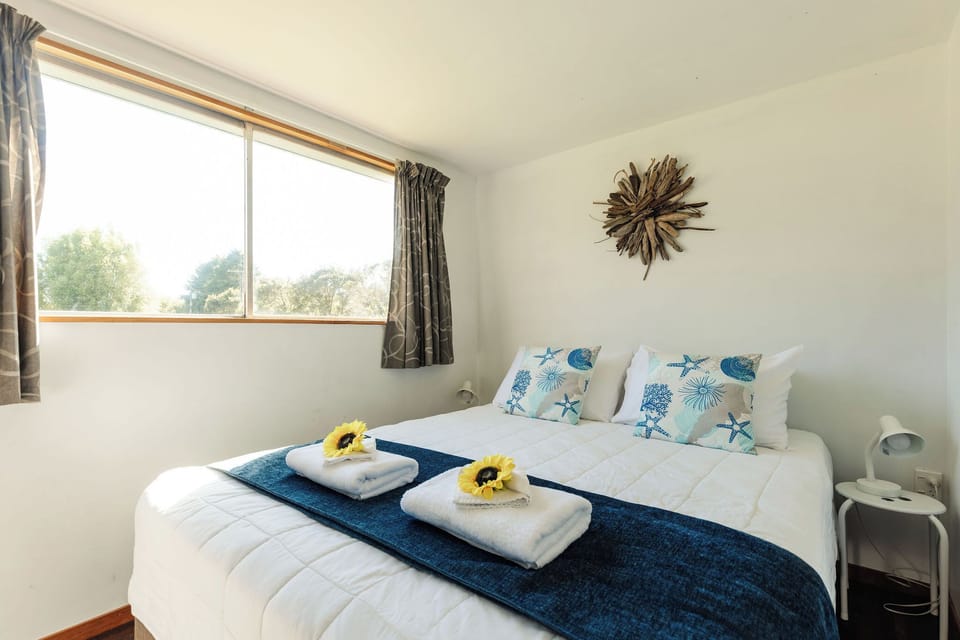 Self Contained Cabin | WiFi (free), bed sheets