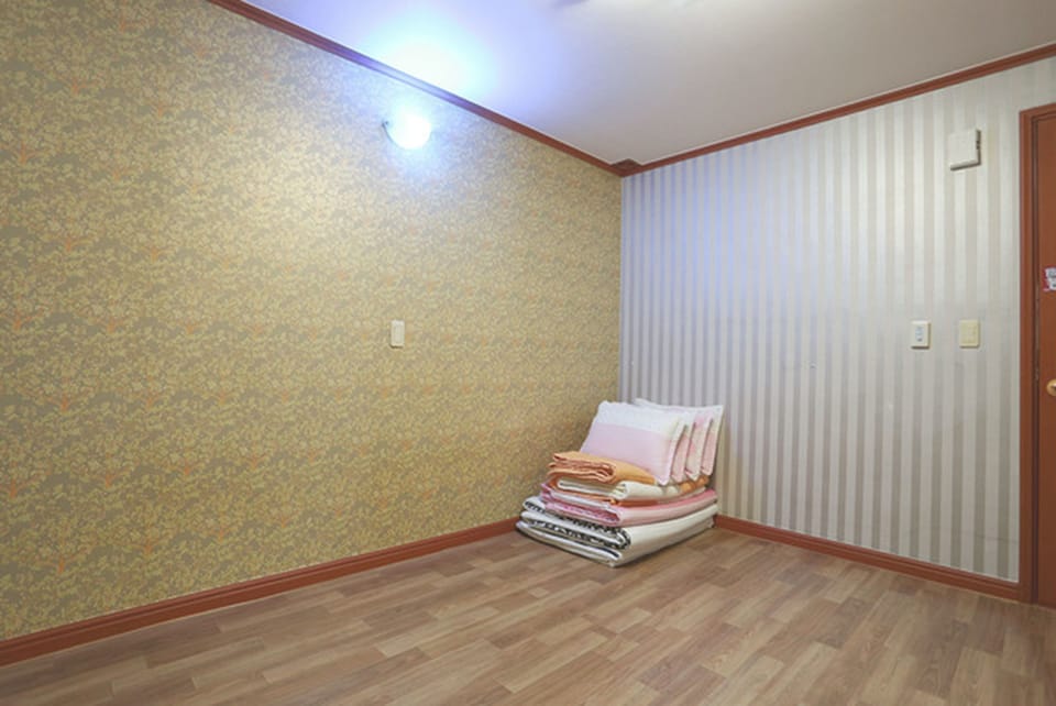 Traditional Room | Desk, blackout drapes, free WiFi, bed sheets