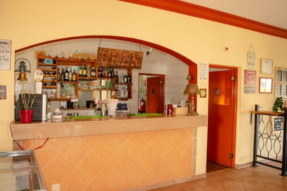 Oasis Parque Emma's Cafe Bar