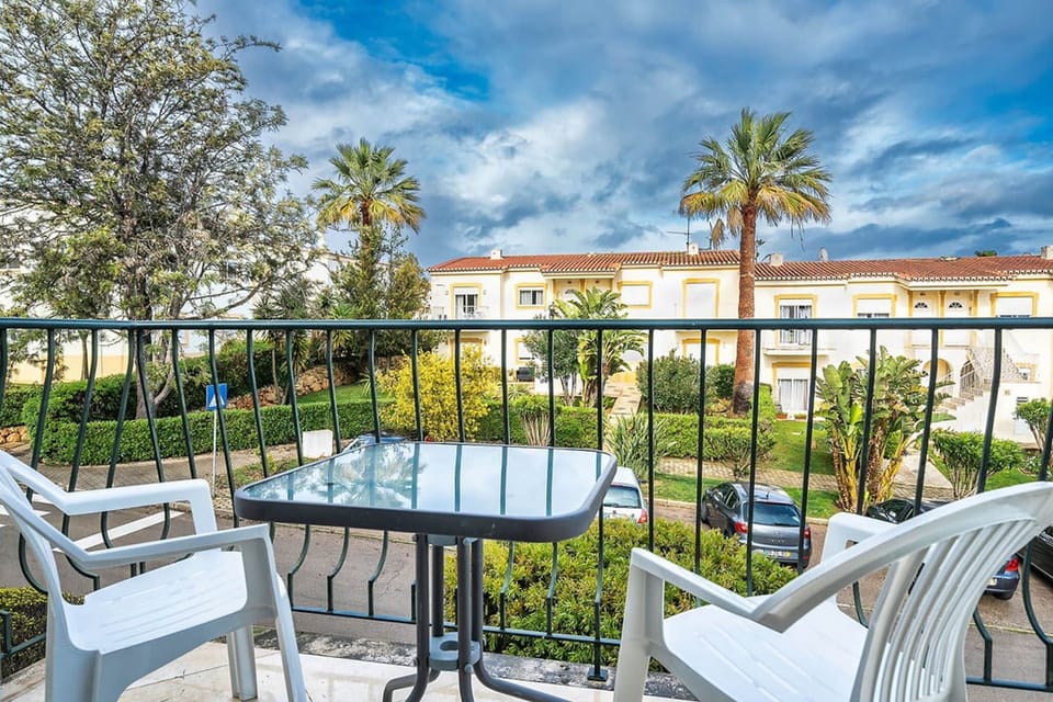 AT72 Master Bed Balcony Oasis Parque