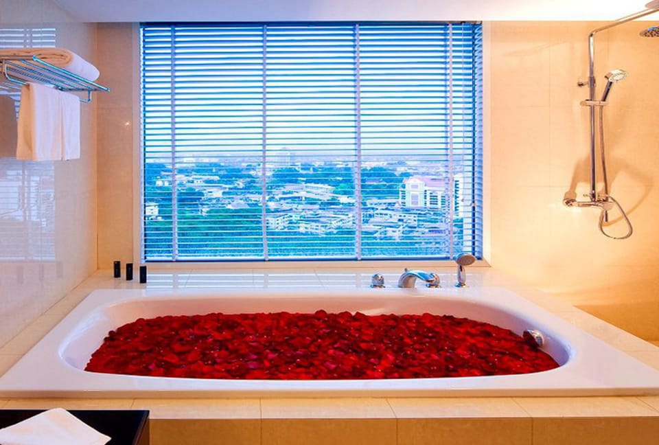 Separate tub and shower, jetted tub, eco-friendly toiletries, hair dryer