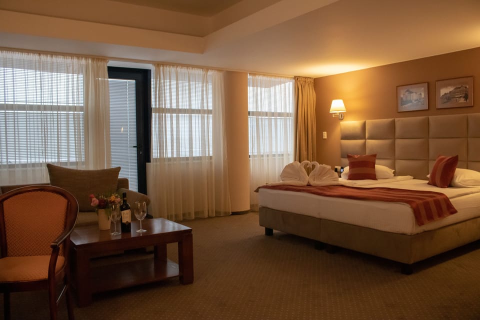 Family Room | Premium bedding, minibar, in-room safe, laptop workspace
