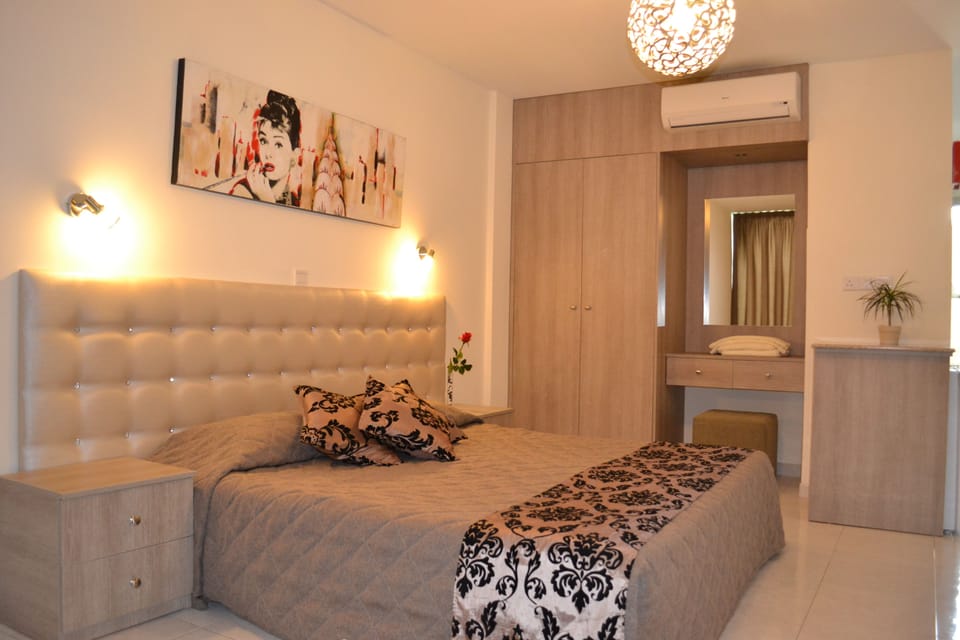 Deluxe Studio | In-room safe, soundproofing, iron/ironing board, rollaway beds