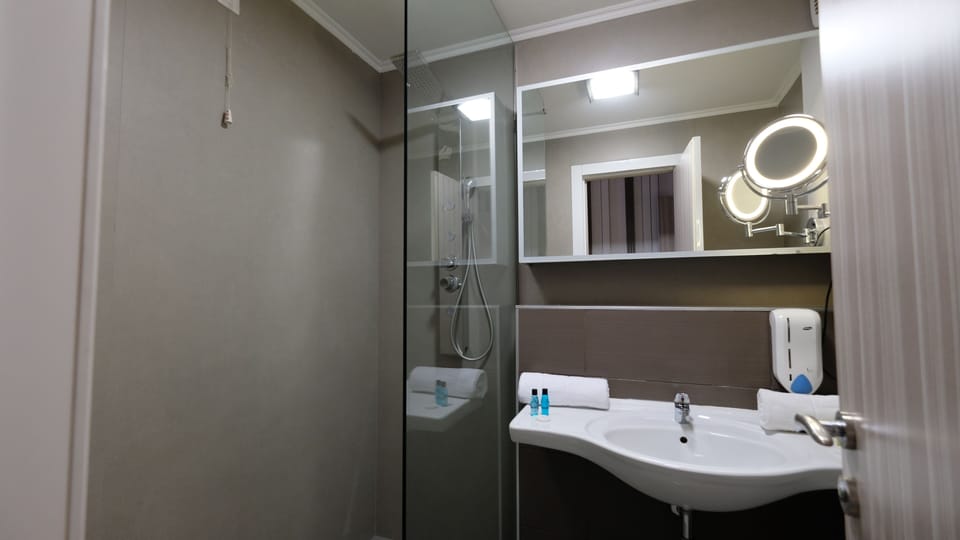 Deep soaking tub, hair dryer, bidet, towels