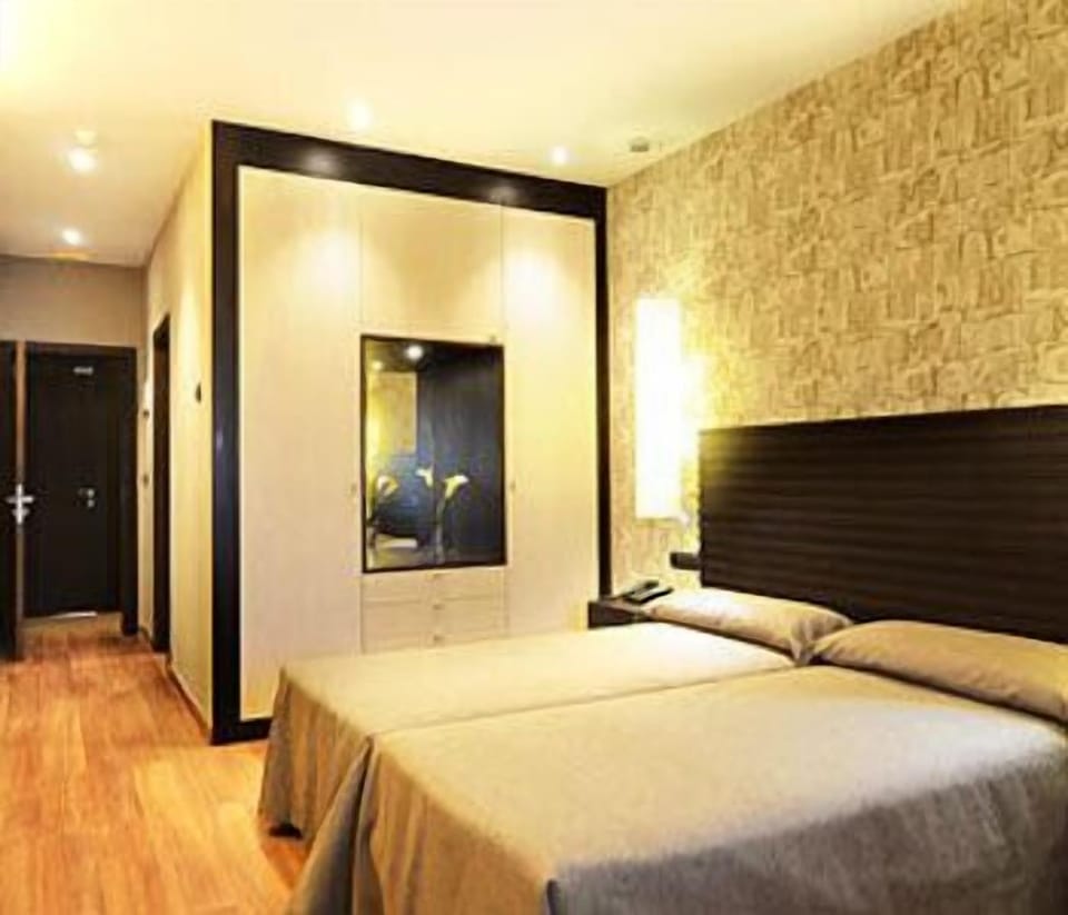 Desk, free cribs/infant beds, rollaway beds, free WiFi