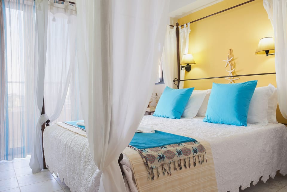 Deluxe Suite, Sea View | Minibar, in-room safe, desk, soundproofing