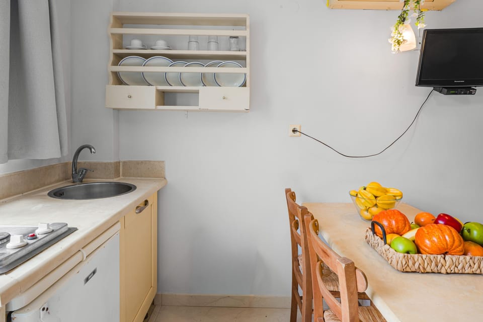 Economy Studio, Ground Floor | Private kitchen | Coffee/tea maker, fridge, stovetop, cookware/dishes/utensils