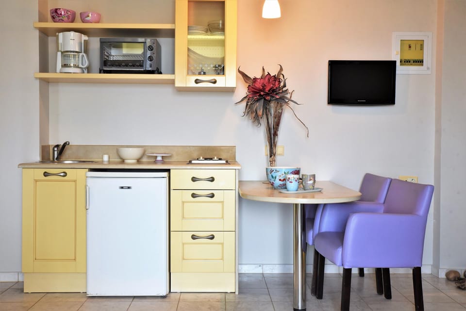 Deluxe Suite, Sea View | Private kitchen | Coffee/tea maker, fridge, stovetop, cookware/dishes/utensils