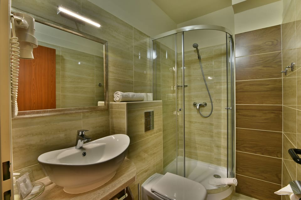 Shower, free toiletries, hair dryer, towels