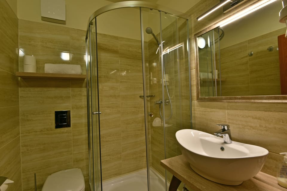 Shower, free toiletries, hair dryer, towels