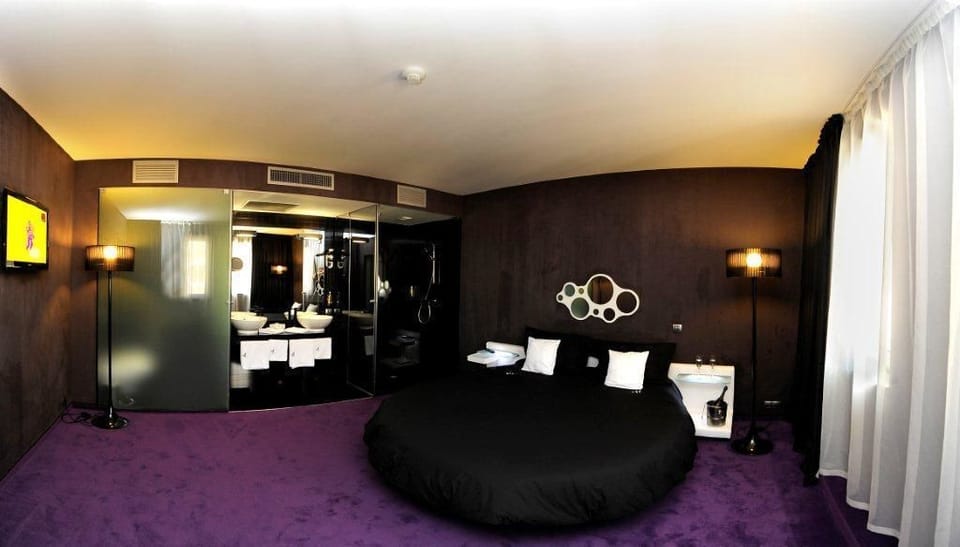 Executive Suite | Hypo-allergenic bedding, minibar, in-room safe, desk