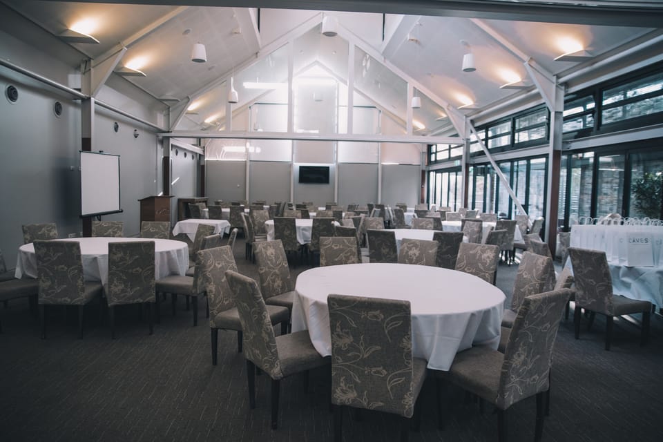 Caves Coastal Bar & Bungalows Hotel in Swansea