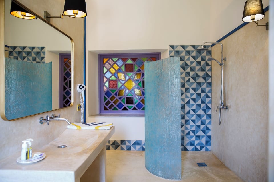 Classic Suite | Bathroom | Shower, rainfall showerhead, free toiletries, towels