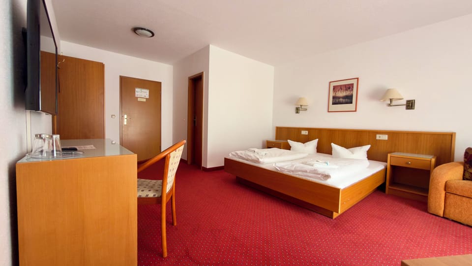 Hypo-allergenic bedding, minibar, desk, laptop workspace