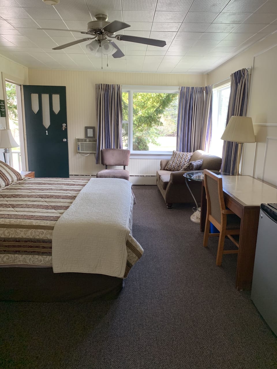 Deluxe Suite, 1 King Bed, Non Smoking, Jetted Tub | Desk, blackout drapes, iron/ironing board, free WiFi