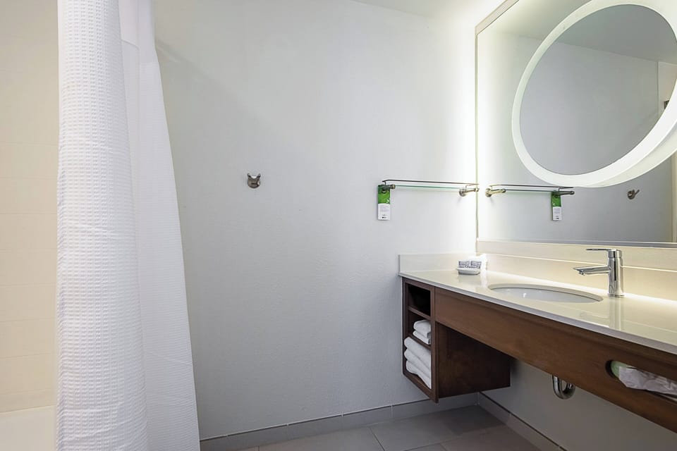 Combined shower/tub, free toiletries, hair dryer, towels