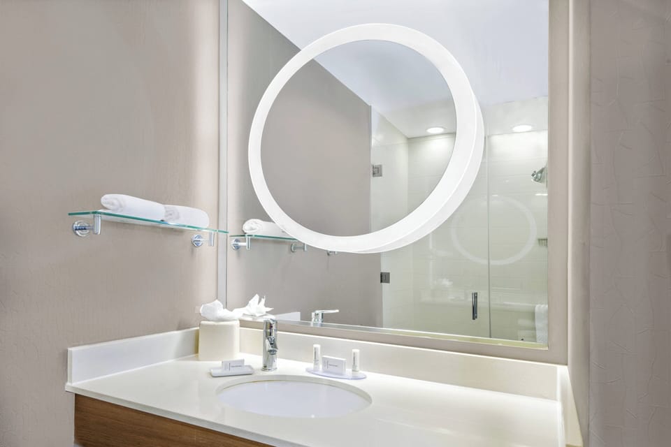 Combined shower/tub, hair dryer, towels