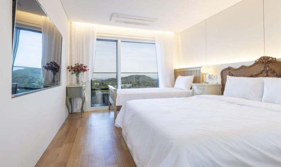 Deluxe Twin Ocean View | Individually decorated, individually furnished, blackout drapes