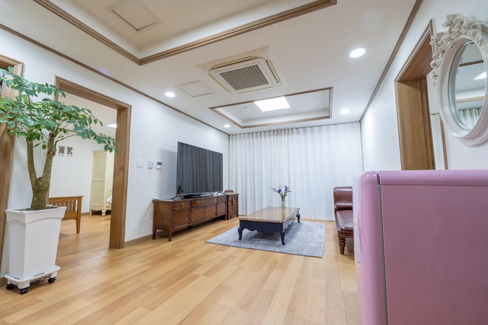 Residential Suite Mountain View | Individually decorated, individually furnished, blackout drapes