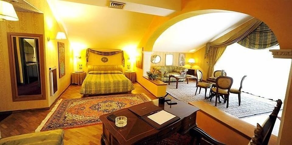 Executive Suite | 5 bedrooms, minibar, in-room safe, desk