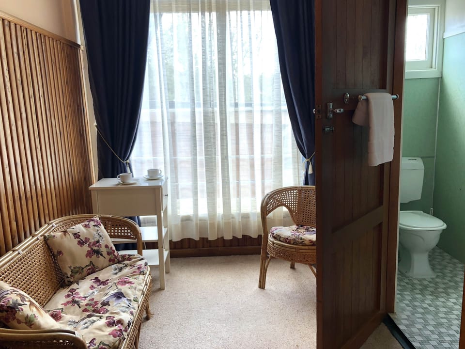 Guesthouse Ensuite Queen Room | Premium bedding, desk, iron/ironing board (on request), WiFi (free)