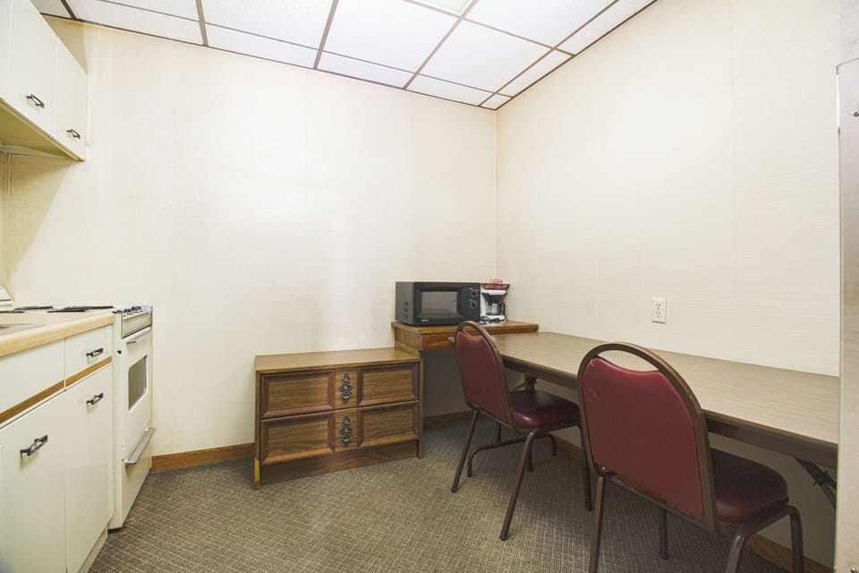 Room, 1 King Bed, Kitchenette | Private kitchenette | Fridge, microwave, coffee/tea maker