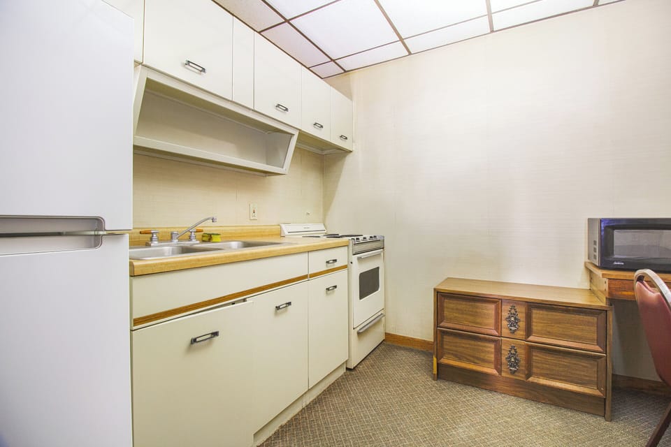 Room, 1 King Bed, Kitchenette | Private kitchenette | Fridge, microwave, coffee/tea maker