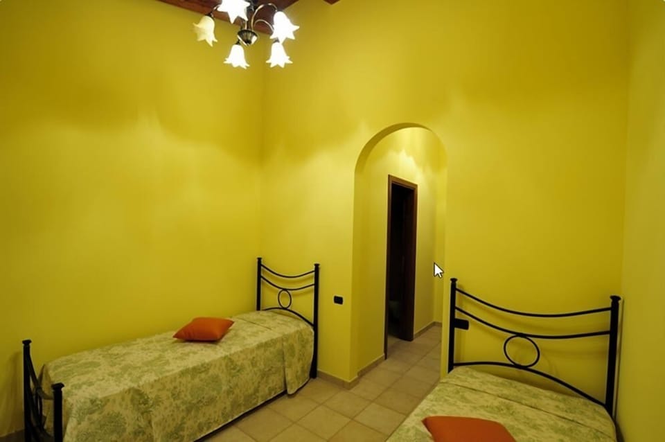 Twin Room | Desk, rollaway beds, free WiFi, bed sheets