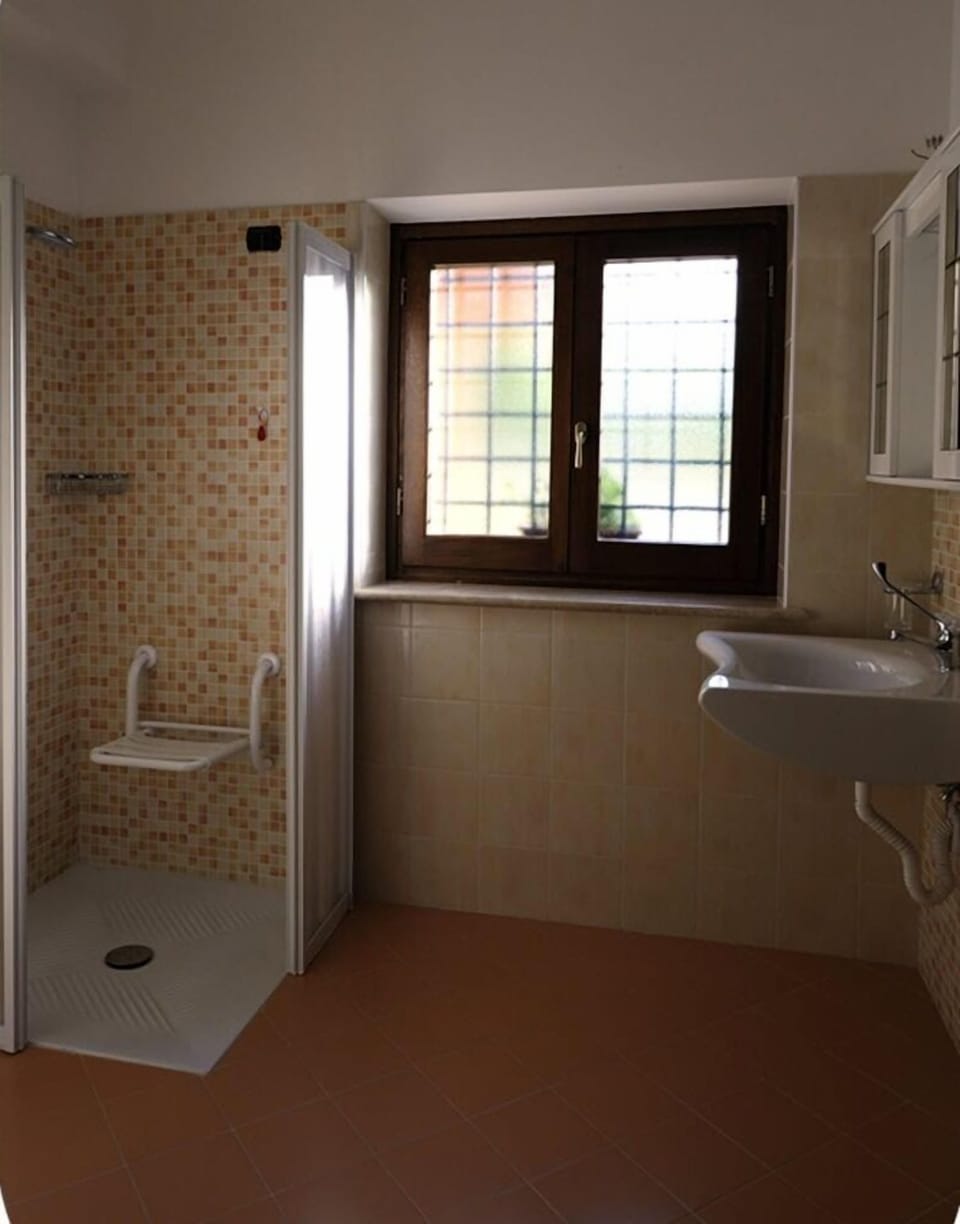 Double Room | Bathroom | Free toiletries, hair dryer, bidet, towels