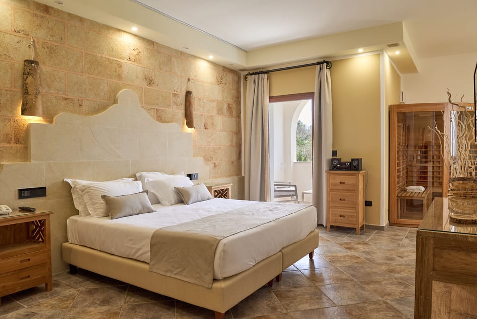 Suite SPA | Premium bedding, down comforters, in-room safe, desk