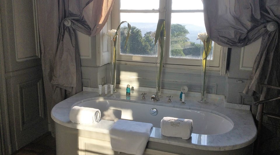 Double Room (De Rome) | Bathroom | Designer toiletries, hair dryer, towels