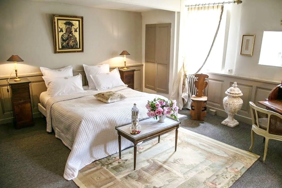 Double Room (Victoria) | Individually decorated, individually furnished, bed sheets