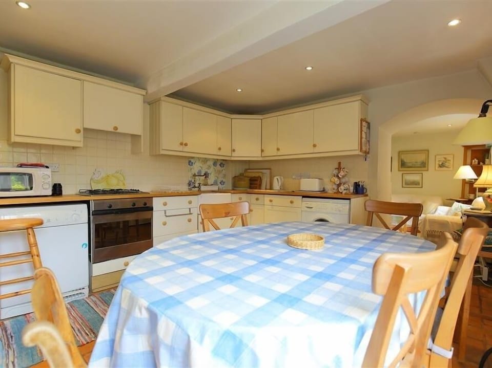 Cottage | Private kitchen | Dishwasher, cookware/dishes/utensils