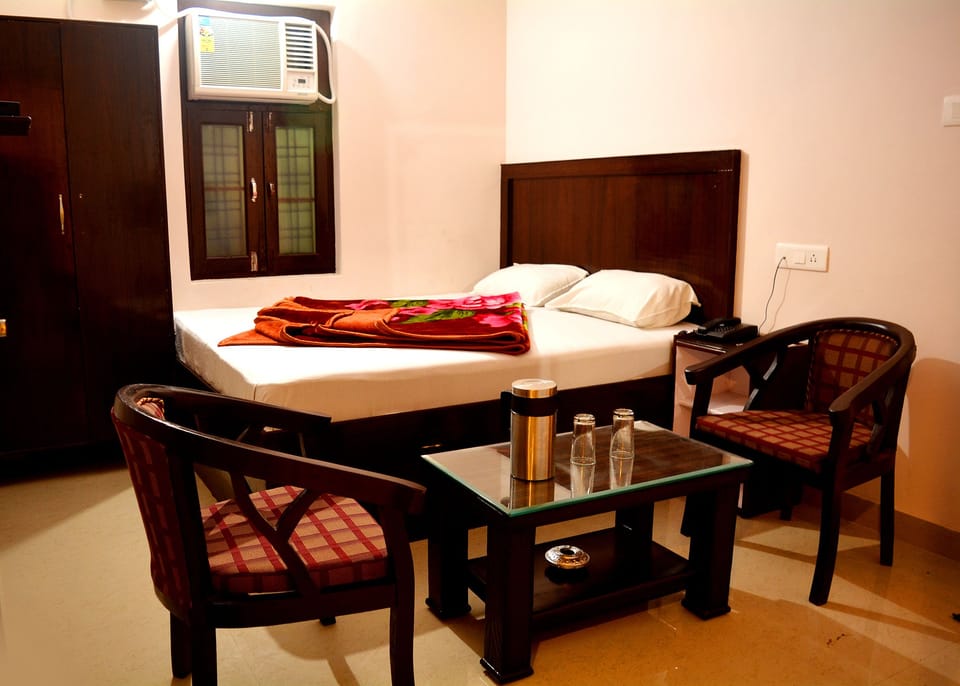 Desk, soundproofing, free WiFi, bed sheets