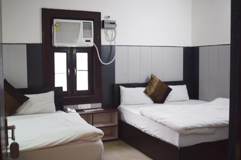 Desk, soundproofing, free WiFi, bed sheets