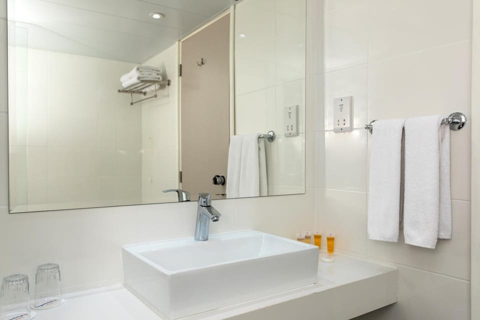 Superior Twin Room | Bathroom | Shower, free toiletries, hair dryer, towels