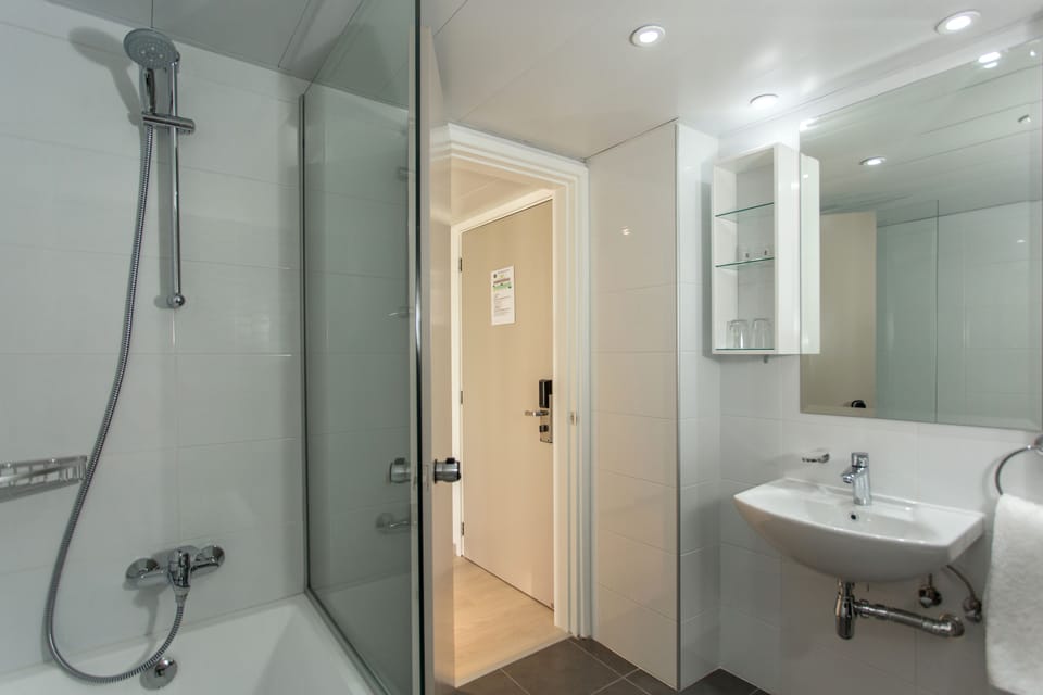 Family Room | Bathroom | Shower, free toiletries, hair dryer, towels