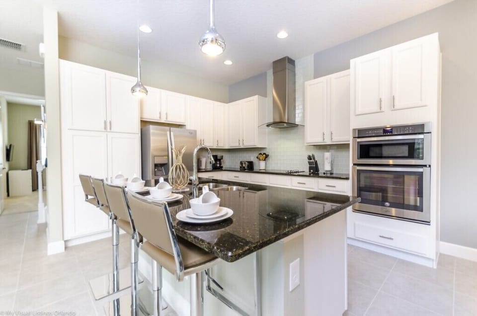 Villa, 5 Bedrooms | Private kitchen | Microwave, dishwasher