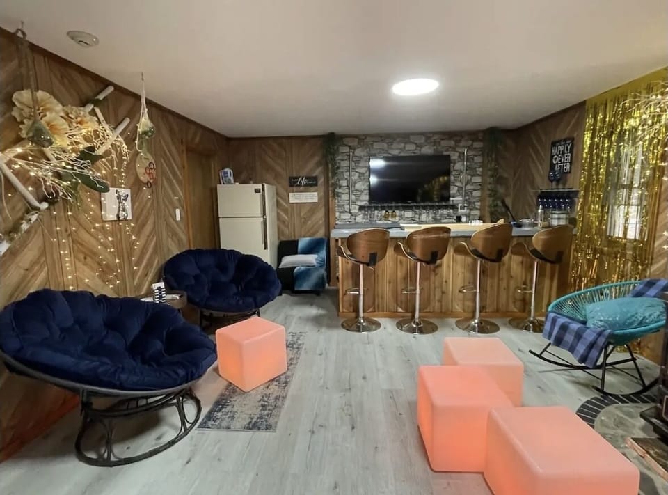 Bar room. Ground floor