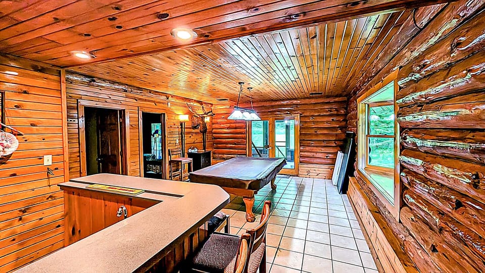 Wet Bar / Game Room w/ Pool Table
