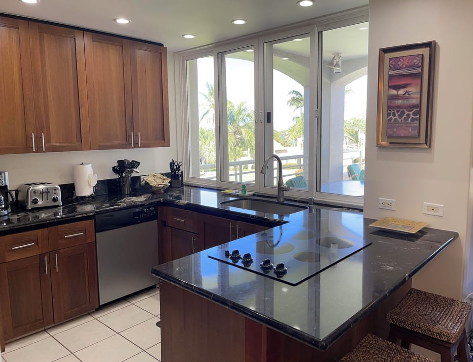 Pass through to largest lanai in area.
