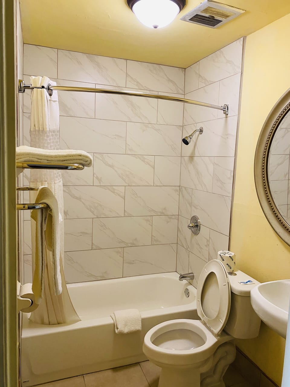 Combined shower/tub, free toiletries, towels