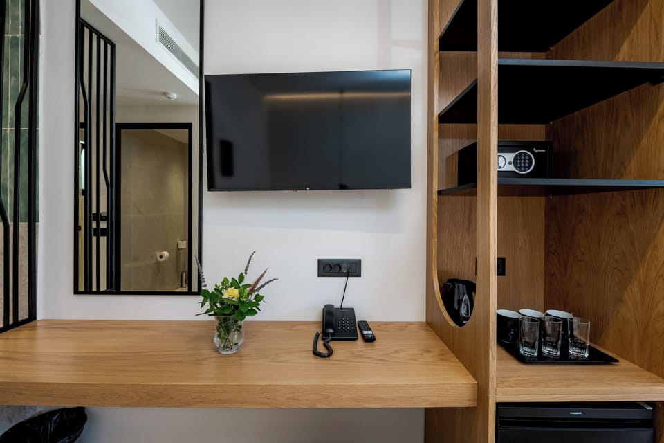 Premium Triple Room | Living area | Books