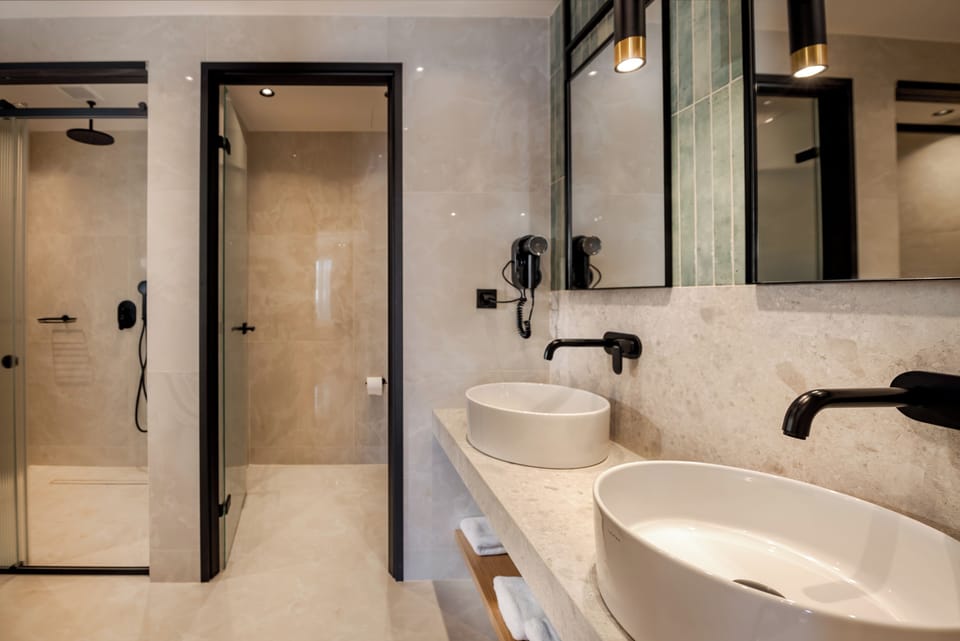 Premium Triple Room | Bathroom | Shower, free toiletries, towels, soap