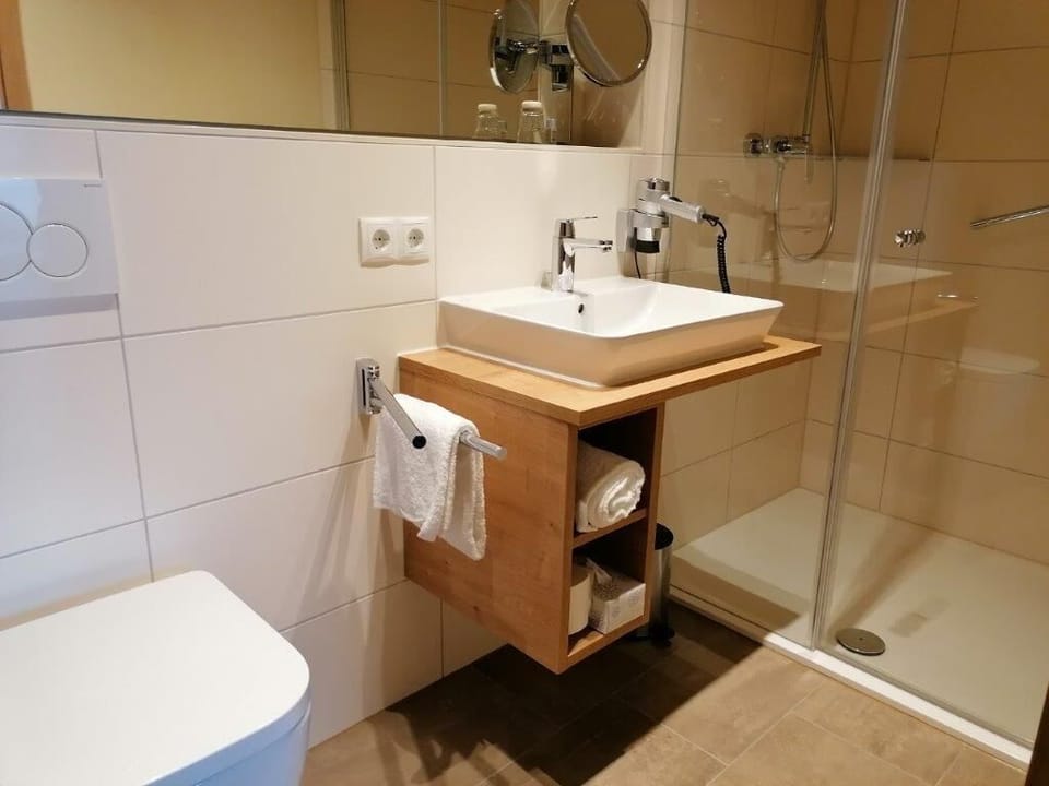 Comfort Double Room, 1 Bedroom, Non Smoking | Bathroom | Shower, hair dryer, towels
