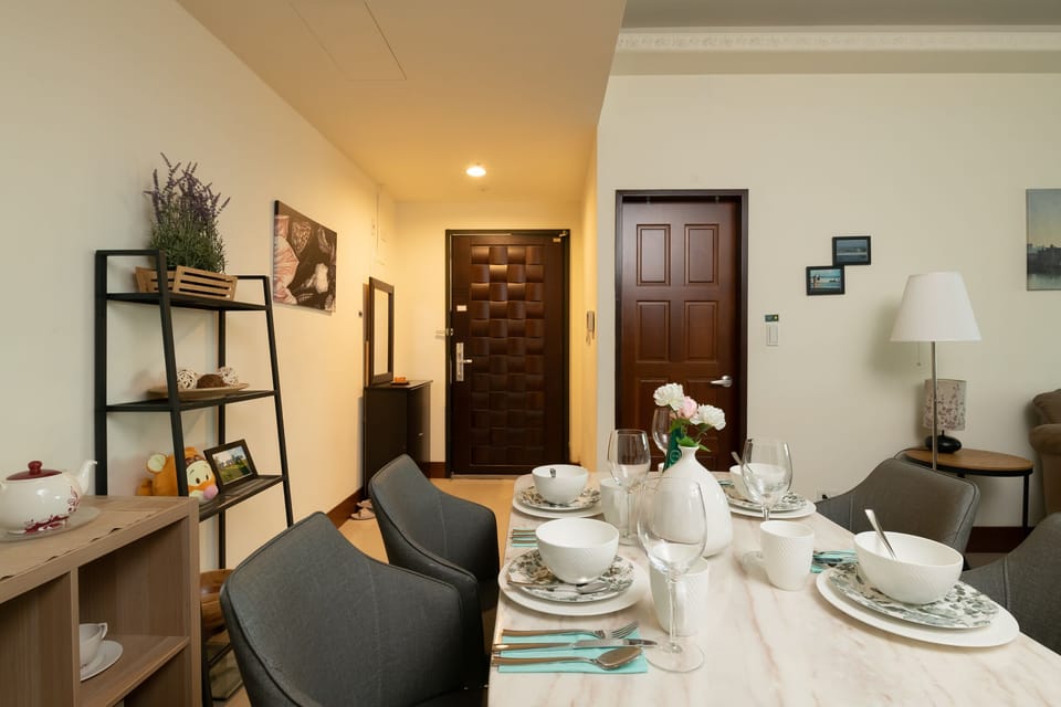 Connected living room and dining room 
開放式客廳及飯廳